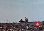 Standbild Marines der B-Company 1rd Battalion 7th Regiment Okinawa Ryukyu Inseln, 1945, aus Sekunde 21 historischem Filmmaterial Videoclip 65675052739