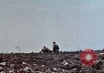 Standbild Marines der B-Company 1rd Battalion 7th Regiment Okinawa Ryukyu Inseln, 1945, aus Sekunde 22 historischem Filmmaterial Videoclip 65675052739