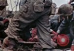 Standbild Marines der B-Company 1rd Battalion 7th Regiment Okinawa Ryukyu Inseln, 1945, aus Sekunde 25 historischem Filmmaterial Videoclip 65675052739