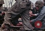 Standbild Marines der B-Company 1rd Battalion 7th Regiment Okinawa Ryukyu Inseln, 1945, aus Sekunde 26 historischem Filmmaterial Videoclip 65675052739