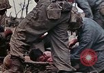 Standbild Marines der B-Company 1rd Battalion 7th Regiment Okinawa Ryukyu Inseln, 1945, aus Sekunde 28 historischem Filmmaterial Videoclip 65675052739