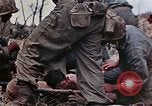 Standbild Marines der B-Company 1rd Battalion 7th Regiment Okinawa Ryukyu Inseln, 1945, aus Sekunde 29 historischem Filmmaterial Videoclip 65675052739