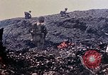 Standbild K Unternehmen 3 Bataillon 1 Marine Regiment Okinawa Ryukyu Inseln, 1945, aus Sekunde 24 historischem Filmmaterial Videoclip 65675052744