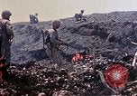 Standbild K Unternehmen 3 Bataillon 1 Marine Regiment Okinawa Ryukyu Inseln, 1945, aus Sekunde 26 historischem Filmmaterial Videoclip 65675052744