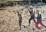 Image 1er bataillon du 5e Régiment de Marines Shima Okinawa îles Ryukyu, 1945, de la seconde 1 séquences d'archives historiques vidéo 65675052748