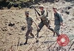 Image 1er bataillon du 5e Régiment de Marines Shima Okinawa îles Ryukyu, 1945, de la seconde 3 séquences d'archives historiques vidéo 65675052748