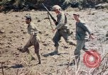 Image 1er bataillon du 5e Régiment de Marines Shima Okinawa îles Ryukyu, 1945, de la seconde 5 séquences d'archives historiques vidéo 65675052748