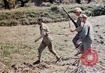 Image 1er bataillon du 5e Régiment de Marines Shima Okinawa îles Ryukyu, 1945, de la seconde 10 séquences d'archives historiques vidéo 65675052748