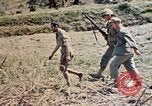 Image 1er bataillon du 5e Régiment de Marines Shima Okinawa îles Ryukyu, 1945, de la seconde 11 séquences d'archives historiques vidéo 65675052748