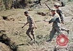 Image 1er bataillon du 5e Régiment de Marines Shima Okinawa îles Ryukyu, 1945, de la seconde 15 séquences d'archives historiques vidéo 65675052748