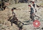 Image 1er bataillon du 5e Régiment de Marines Shima Okinawa îles Ryukyu, 1945, de la seconde 16 séquences d'archives historiques vidéo 65675052748