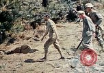 Image 1er bataillon du 5e Régiment de Marines Shima Okinawa îles Ryukyu, 1945, de la seconde 18 séquences d'archives historiques vidéo 65675052748