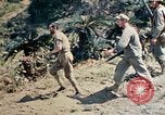Image 1er bataillon du 5e Régiment de Marines Shima Okinawa îles Ryukyu, 1945, de la seconde 22 séquences d'archives historiques vidéo 65675052748