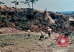 Image 1er bataillon du 5e Régiment de Marines Shima Okinawa îles Ryukyu, 1945, de la seconde 26 séquences d'archives historiques vidéo 65675052748