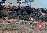 Image 1er bataillon du 5e Régiment de Marines Shima Okinawa îles Ryukyu, 1945, de la seconde 28 séquences d'archives historiques vidéo 65675052748