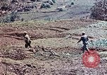 Standbild 3st Battalion 5th Marine Regiment Shima Okinawa Ryukyu Inseln, 1945, aus Sekunde 25 historischem Filmmaterial Videoclip 65675052750