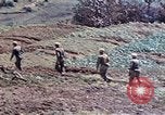 Standbild 3st Battalion 5th Marine Regiment Shima Okinawa Ryukyu Inseln, 1945, aus Sekunde 28 historischem Filmmaterial Videoclip 65675052750