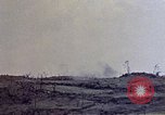 Standbild 3st Battalion 5th Marine Regiment Shima Okinawa Ryukyu Inseln, 1945, aus Sekunde 42 historischem Filmmaterial Videoclip 65675052750
