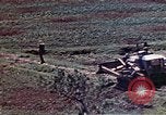 Standbild 3st Battalion 5th Marine Regiment Shima Okinawa Ryukyu Inseln, 1945, aus Sekunde 55 historischem Filmmaterial Videoclip 65675052750
