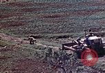 Standbild 3st Battalion 5th Marine Regiment Shima Okinawa Ryukyu Inseln, 1945, aus Sekunde 58 historischem Filmmaterial Videoclip 65675052750