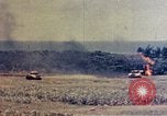 Immagine di Lanciafiamme serbatoi Okinawa isole Ryukyu, 1945, secondo 30 filmato di repertorio 65675052785