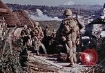 Standbild Marine riflemen Okinawa Ryukyu Inseln, 1945, aus Sekunde 26 historischem Filmmaterial Videoclip 65675052797