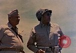 Immagine di Generali Geiger e del Valle Mobuni Okinawa isole Ryukyu, 1945, secondo 13 filmato di repertorio 65675052903