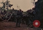 Standbild 5 Marine-Regiment-Schlacht auf Okinawa Okinawa-Ryukyu-Inseln, 1945, aus Sekunde 14 historischem Filmmaterial Videoclip 65675052917