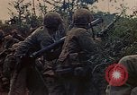 Standbild 5 Marine-Regiment-Schlacht auf Okinawa Okinawa-Ryukyu-Inseln, 1945, aus Sekunde 25 historischem Filmmaterial Videoclip 65675052917
