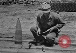 Standbild USA Ordnance Mann Okinawa Ryukyu Inseln, 1945, aus Sekunde 14 historischem Filmmaterial Videoclip 65675052939