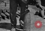 Standbild USA Ordnance Mann Okinawa Ryukyu Inseln, 1945, aus Sekunde 24 historischem Filmmaterial Videoclip 65675052939