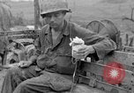 Standbild 306 Infanterie Division 77 Okinawa Ryukyu Inseln, 1945, aus Sekunde 44 historischem Filmmaterial Videoclip 65675052945