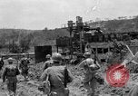 Standbild 305th Infantry Division 77 Yuza Okinawa Ryukyu Inseln, 1945, aus Sekunde 8 historischem Filmmaterial Videoclip 65675052954