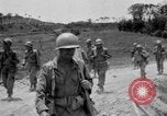Standbild 305th Infantry Division 77 Yuza Okinawa Ryukyu Inseln, 1945, aus Sekunde 16 historischem Filmmaterial Videoclip 65675052954