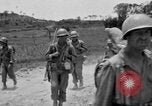 Standbild 305th Infantry Division 77 Yuza Okinawa Ryukyu Inseln, 1945, aus Sekunde 17 historischem Filmmaterial Videoclip 65675052954