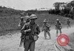 Standbild 305th Infantry Division 77 Yuza Okinawa Ryukyu Inseln, 1945, aus Sekunde 18 historischem Filmmaterial Videoclip 65675052954