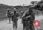 Standbild 305th Infantry Division 77 Yuza Okinawa Ryukyu Inseln, 1945, aus Sekunde 19 historischem Filmmaterial Videoclip 65675052954