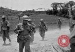Standbild 305th Infantry Division 77 Yuza Okinawa Ryukyu Inseln, 1945, aus Sekunde 20 historischem Filmmaterial Videoclip 65675052954