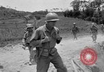 Standbild 305th Infantry Division 77 Yuza Okinawa Ryukyu Inseln, 1945, aus Sekunde 21 historischem Filmmaterial Videoclip 65675052954