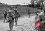 Standbild 305th Infantry Division 77 Yuza Okinawa Ryukyu Inseln, 1945, aus Sekunde 22 historischem Filmmaterial Videoclip 65675052954