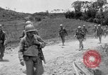 Standbild 305th Infantry Division 77 Yuza Okinawa Ryukyu Inseln, 1945, aus Sekunde 23 historischem Filmmaterial Videoclip 65675052954