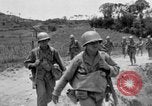 Standbild 305th Infantry Division 77 Yuza Okinawa Ryukyu Inseln, 1945, aus Sekunde 24 historischem Filmmaterial Videoclip 65675052954