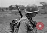 Standbild 305th Infantry Division 77 Yuza Okinawa Ryukyu Inseln, 1945, aus Sekunde 26 historischem Filmmaterial Videoclip 65675052954