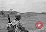 Standbild 305th Infantry Division 77 Yuza Okinawa Ryukyu Inseln, 1945, aus Sekunde 28 historischem Filmmaterial Videoclip 65675052954