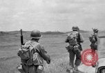 Standbild 305th Infantry Division 77 Yuza Okinawa Ryukyu Inseln, 1945, aus Sekunde 29 historischem Filmmaterial Videoclip 65675052954