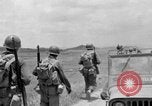 Standbild 305th Infantry Division 77 Yuza Okinawa Ryukyu Inseln, 1945, aus Sekunde 30 historischem Filmmaterial Videoclip 65675052954