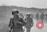 Standbild 305th Infantry Division 77 Yuza Okinawa Ryukyu Inseln, 1945, aus Sekunde 32 historischem Filmmaterial Videoclip 65675052954