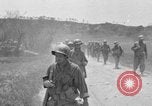Standbild 305th Infantry Division 77 Yuza Okinawa Ryukyu Inseln, 1945, aus Sekunde 34 historischem Filmmaterial Videoclip 65675052954