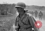 Standbild 305th Infantry Division 77 Yuza Okinawa Ryukyu Inseln, 1945, aus Sekunde 36 historischem Filmmaterial Videoclip 65675052954