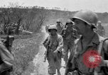 Standbild 305th Infantry Division 77 Yuza Okinawa Ryukyu Inseln, 1945, aus Sekunde 38 historischem Filmmaterial Videoclip 65675052954